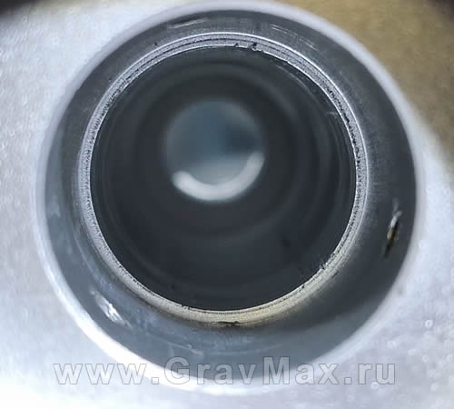 Внутри пистолета имелись неочищенные прожоги алюминиевого корпуса и мелкодисперсная пыль от горения.