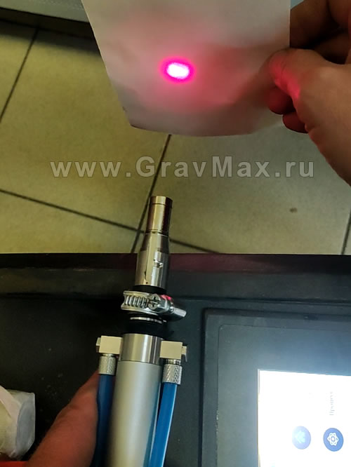 Лазерный источник с воздушным охлаждением, а QBH коннектор кабеля доставки лазерного излучения с ВОДЯНЫМ охлаждением!