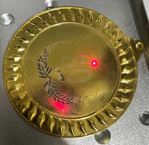 Как подобрать режим белой гравировки на золотистой медали. Массив мощности маркировки.